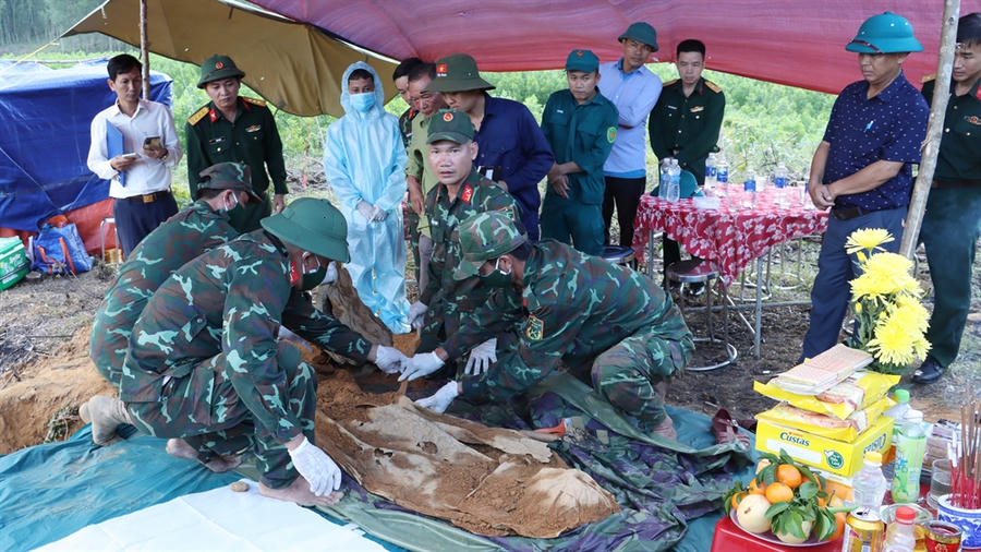 Đội 192 tìm kiếm, quy tập được 01 hài cốt liệt sĩ tại xã Lộc An. (Ảnh: Cổng TTĐT TP Huế)