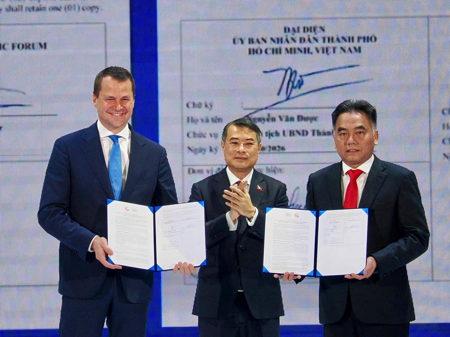 Ph&oacute; Chủ tịch Thường trực UBND TP HCM Nguyễn Lộc H&agrave; v&agrave; Gi&aacute;m đốc điều h&agrave;nh Diễn đ&agrave;n Kinh tế Thế giới (WEF) Stephan Mergenthaler trao văn kiện hợp t&aacute;c chiến lược giữa TPHCM v&agrave; WEF, tại Diễn đ&agrave;n Kinh tế M&ugrave;a thu năm 2026, s&aacute;ng 28/10, tại TP HCM. Ảnh: BTC