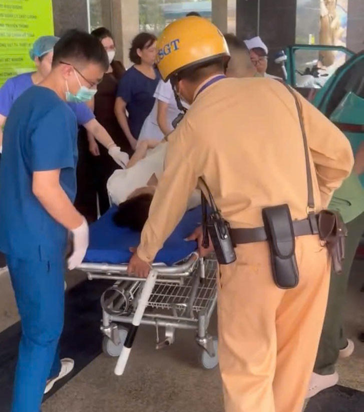 Lực lượng CSGT đã kịp thời đưa sản phụ đến nơi cấp cứu kịp thời.