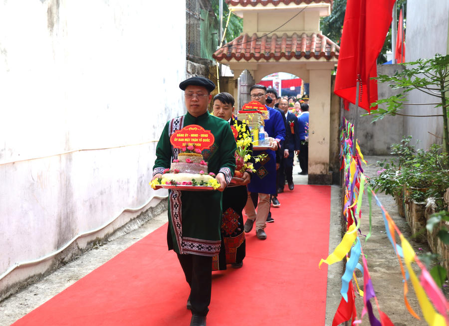 Nhân dân và du khách thực hiện nghi thức dâng hương, dâng lễ, cúng Phật Quan Âm, thể hiện lòng thành kính, cầu bình an, may mắn và cuộc sống ấm no.