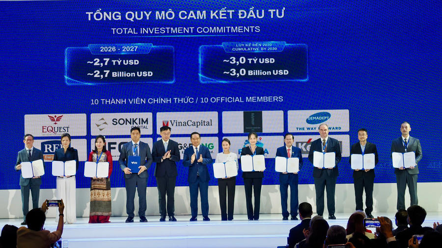 Lễ trao quyết định c&ocirc;ng nhận 10 th&agrave;nh vi&ecirc;n đầu ti&ecirc;n của Trung t&acirc;m T&agrave;i ch&iacute;nh quốc tế Việt Nam tại TP HCM. Ảnh: BTC