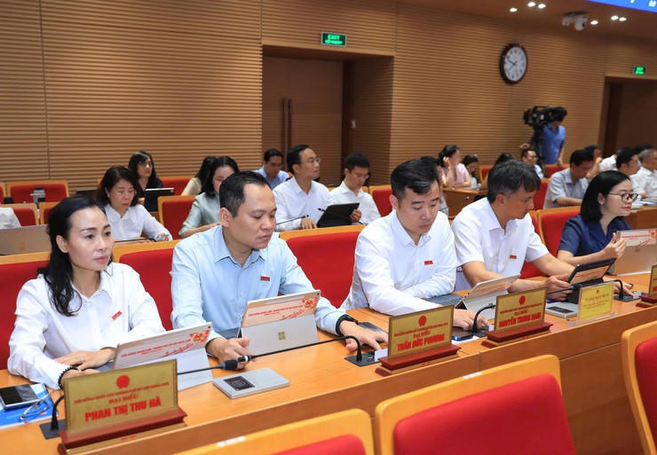 Các đại biểu tiến hành biểu quyết thông qua nghị quyết. Ảnh: HĐND TP Hà Nội Các đại biểu tiến hành biểu quyết thông qua nghị quyết. Ảnh: HĐND TP Hà Nội