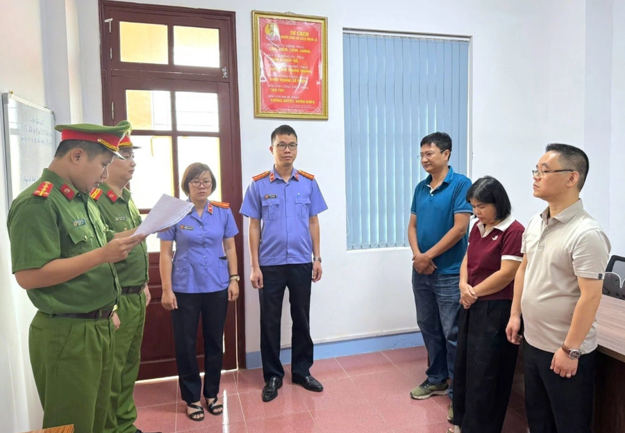 Công an Lạng Sơn đọc các quyết định khởi tố (Ảnh: Công an Lạng Sơn).