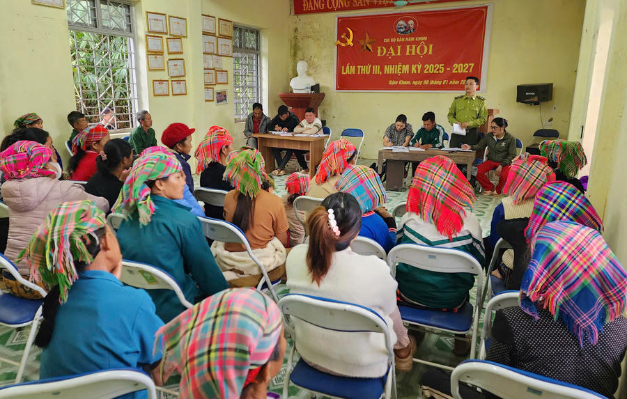Một buổi tuyên truyền pháp luật về bảo vệ rừng tại xã Mường Nhé, tỉnh Điện Biên.