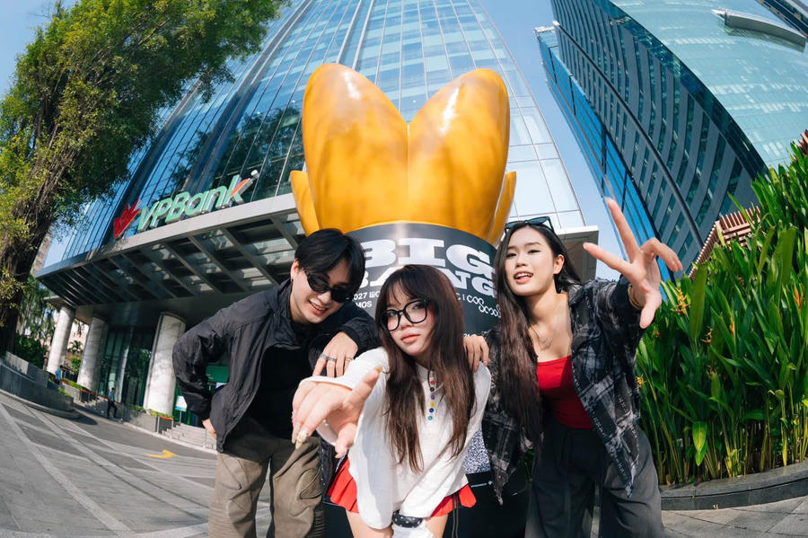 Có thể là hình ảnh về một hoặc nhiều người và văn bản