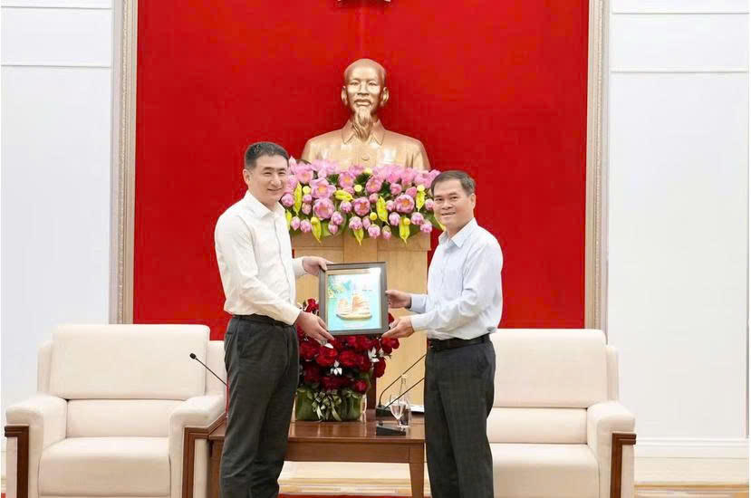 Ông Bùi Văn Khắng, Chủ tịch UBND thành phố tặng quà lưu niệm ông Triệu Chí Cương, Phó Tổng Thư ký Chính quyền nhân dân Khu tự trị, Cục trưởng Cục Phát triển Dữ liệu lớn Khu tự trị Quảng Tây (Trung Quốc).