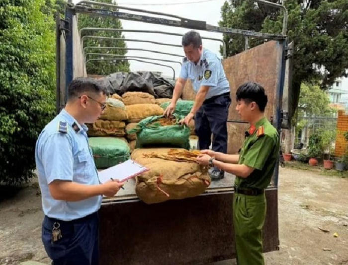 Bắt giữ 1,2 tấn nguyên liệu thuốc lá không hoá đơn, chứng từ.