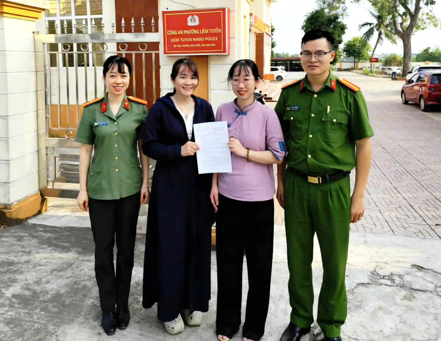 Lực lượng chức năng hỗ trợ chị Vân hoàn trả đầy đủ số tiền chuyển khoản nhầm. (Ảnh: CANB)