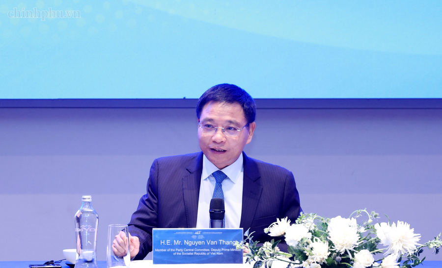 Phó Thủ tướng yêu cầu tập trung đưa Trung tâm Tài chính quốc tế đi vào hoạt động thực chất và phấn đấu có những giao dịch đầu tiên ngay trong tháng 11/2026. Ảnh: VGP