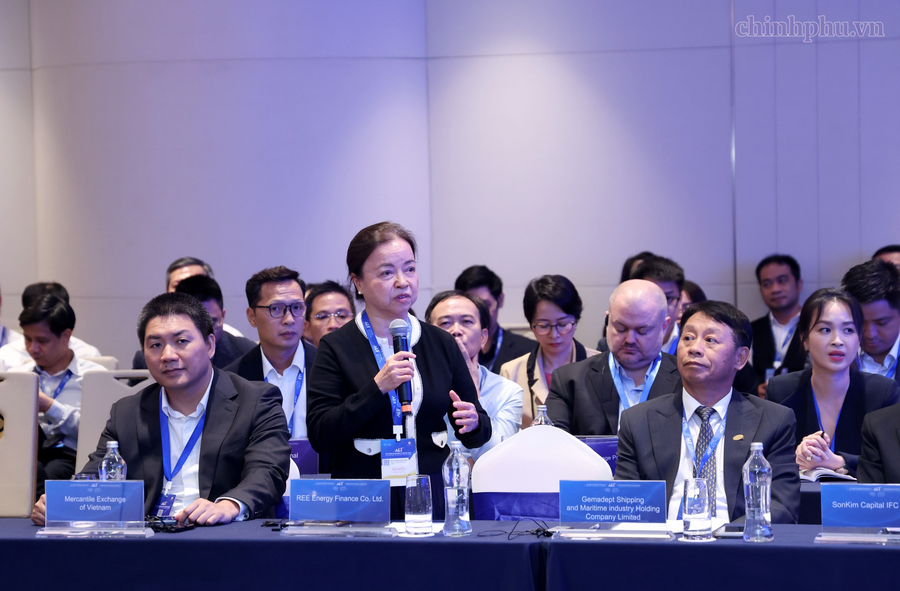 Đại diện các doanh nghiệp, nhà đầu tư phát biểu đề xuất, kiến nghị tại phiên làm việc. Ảnh: VGP