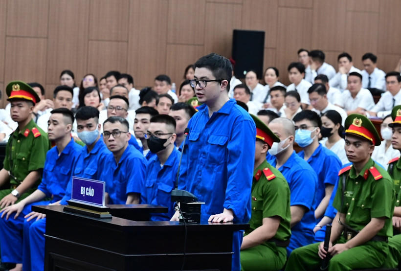Phó Đức Nam trả lời Hội đồng xét xử. Ảnh: N.M