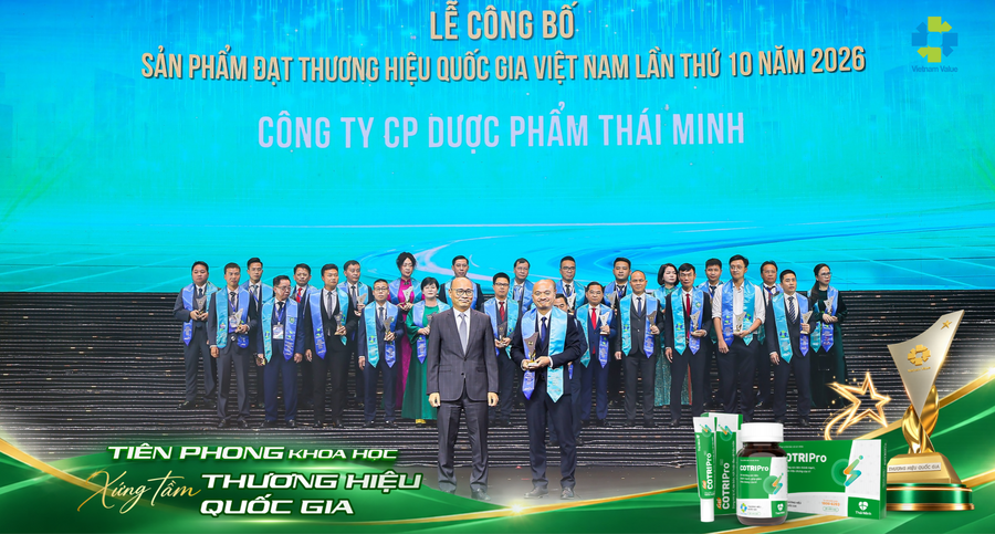 Đại diện Dược phẩm Thái Minh nhận cúp Thương hiệu Quốc gia cho COTRIPro