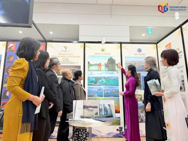 Bà Nguyễn Thị Hạnh, Ủy viên Ban Thường vụ Thành ủy, Trưởng Ban Tuyên giáo Thành ủy, giới thiệu tiềm năng, thế mạnh của Quảng Ninh với khách tham quan và giao lưu, kết nối tại gian hàng.Ảnh: Báo Quảng Ninh