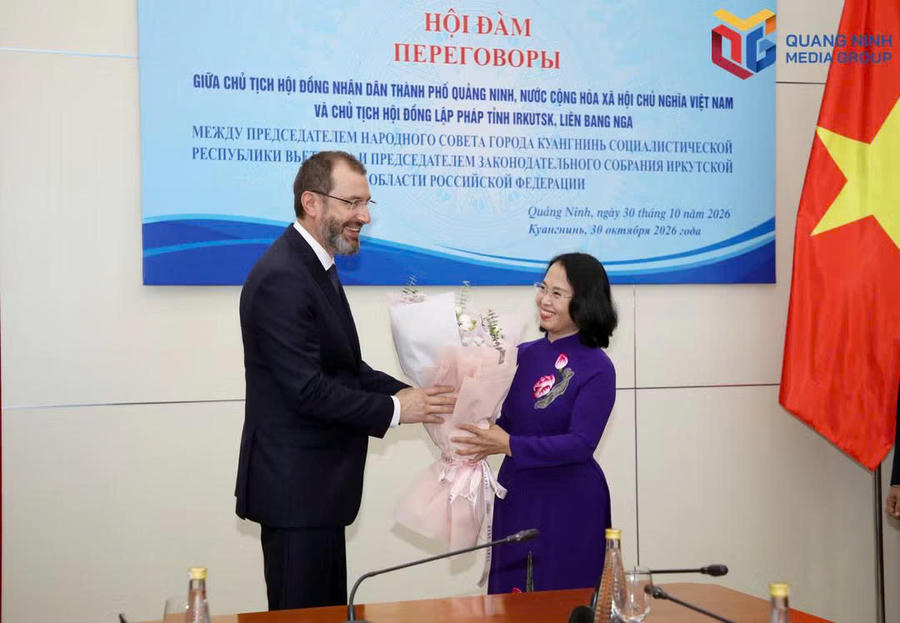 Ông Alexander Viktorovich Vedernikov, Chủ tịch Hội đồng Lập pháp tỉnh Irkutsk, tặng hoa bà Trịnh Thị Minh Thanh, Phó Bí thư Thành ủy, Chủ tịch HĐND thành phố Quảng Ninh.Ảnh: Báo Quảng Ninh