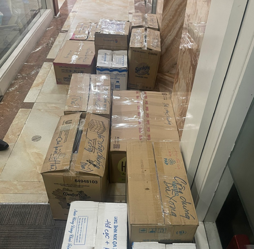 Khám xét khẩn cấp 4 địa điểm, công an đã thu giữ nhiều hợp đồng, tài liệu, sổ sách liên quan đến hoạt động buôn bán bất động sản kiểu "treo đầu dê, bán thịt chó" của Phong và đồng bọn. Ảnh: CA