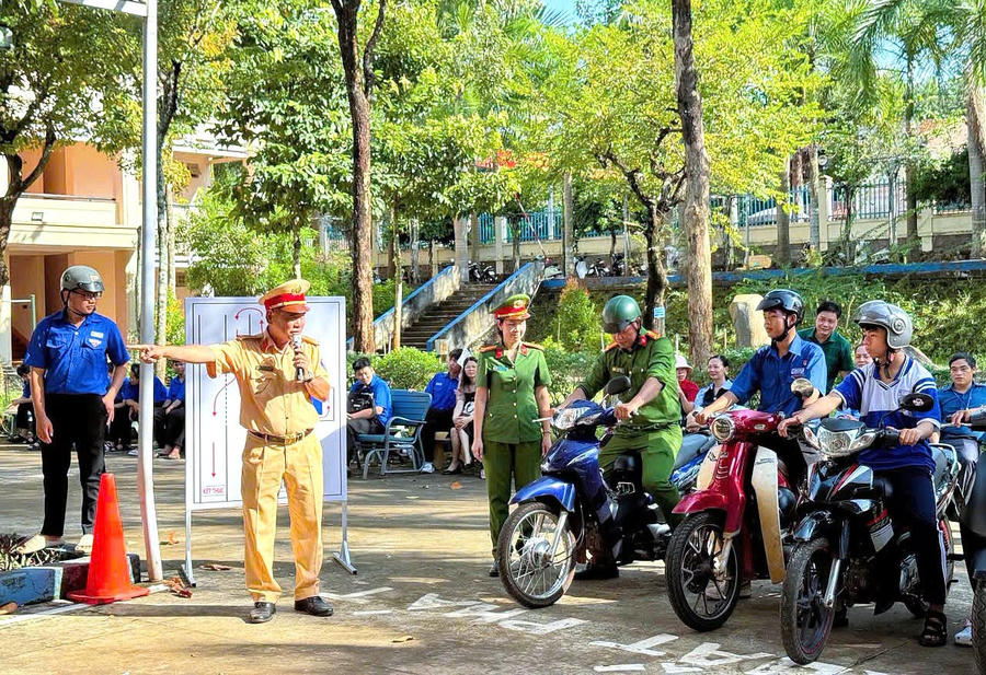Gần 1.700 giáo viên, học sinh trải nghiệm kỹ năng lái xe an toàn. Ảnh CAĐN