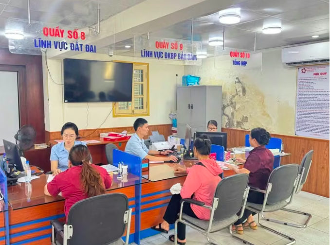 Người dân đến làm thủ tục đất đai tại Trung Tâm hành chính công Quảng Yên. Ảnh Tiền Phong
