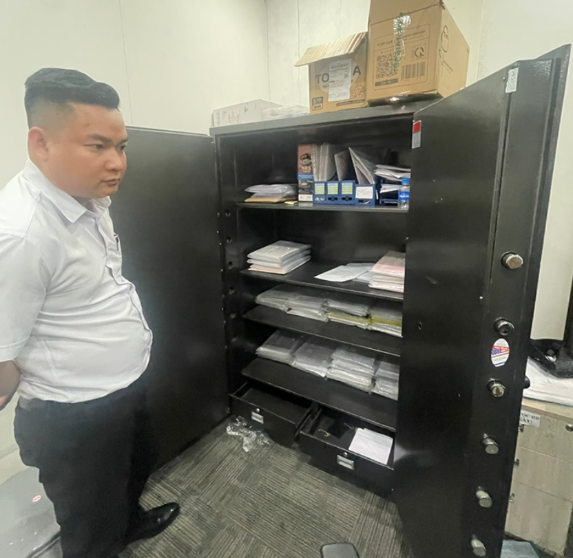 Khám xét nơi làm việc của đối tượng Nguyễn Hoài Phong. Ảnh: CA
