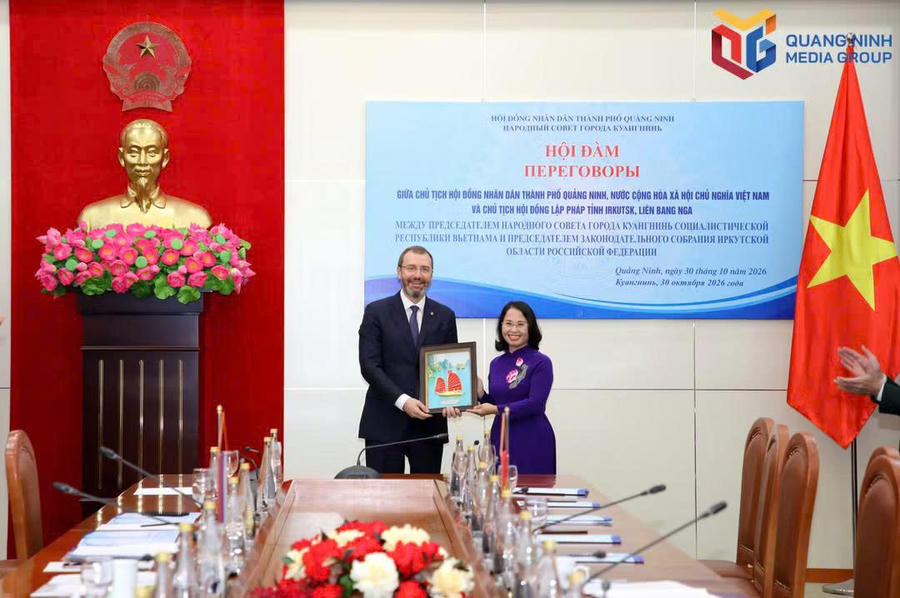 Bà Trịnh Thị Minh Thanh, Phó Bí thư Thành ủy, Chủ tịch HĐND thành phố Quảng Ninh, tặng quà lưu niệm cho ông Alexander Viktorovich Vedernikov, Chủ tịch Hội đồng Lập pháp tỉnh Irkutsk.Ảnh: Báo Quảng Ninh