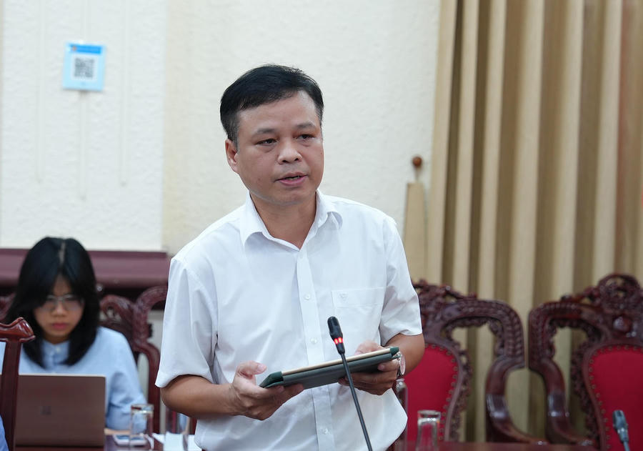 Phó Cục trưởng Cục Công nghệ thông tin Phạm Đức Dụ thông tin tại cuộc họp.