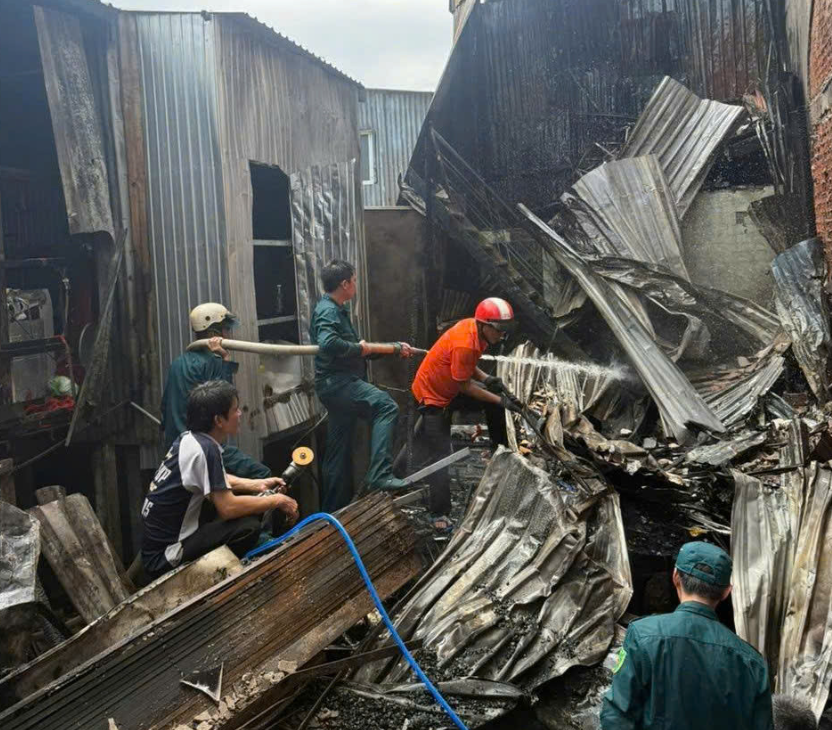 Hiện trường tan hoang sau vụ cháy. Ảnh: KL