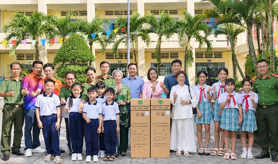 Công an TP Đồng Nai trao tặng 10 máy lọc nước cho các cơ sở giáo dục, lan tỏa nghĩa tình vì cộng đồng.
