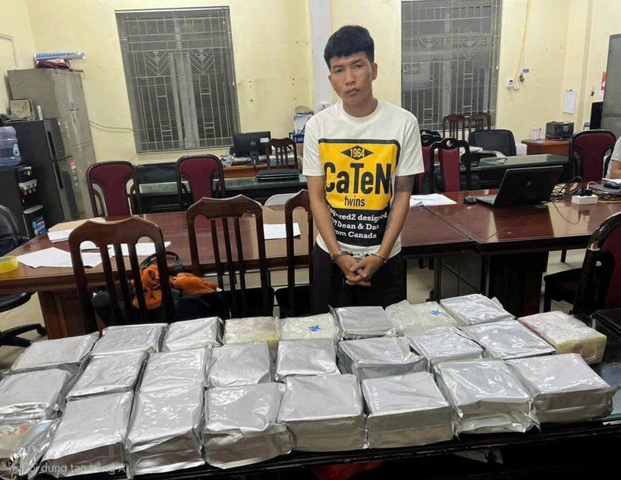 Đối tượng Phạm Tuấn Cường cùng tang vật tại cơ quan công an. Ảnh: CACC