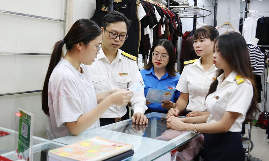 Cán bộ thuế tuyên truyền về chính sách thuế cho hộ kinh doanh tại phường Bắc Giang. Ảnh: VOV Cán bộ thuế tuyên truyền về chính sách thuế cho hộ kinh doanh tại phường Bắc Giang. Ảnh: VOV