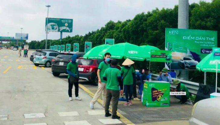 Điểm dán thẻ VETC trên cao tốc. Ảnh: TA
Điểm dán thẻ VETC trên cao tốc. Ảnh: TA